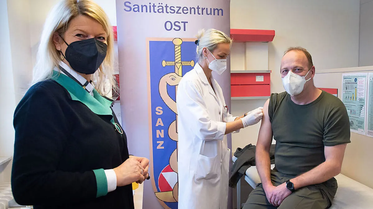 Verteidigungsminsterin Klaudia Tanner bei der Impfaktion im Sanitätszentrum Ost in Wien