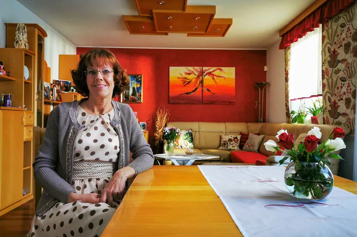 Monika, 59 Jahre, Sachbearbeiterin aus der Steiermark, liebt ihre vielen, bunten Dirndl-Kleider. Ihre leere Wohnung mag sie nicht. Sie will nicht mehr einsam sein. Der neue Mann an ihrer Seite muss viele Kriterien erfüllen: Der Traumprinz sollte bitte zwischen 58 und 64 Jahre alt sein, charmant, gebildet und gepflegt. Für Monika ist ein Mann dann schön, wenn er Haare am Kopf und nicht im Gesicht hat, schlank ist und einen knackigen Hintern hat: „Man muss ihn überall herzeigen können.“ Sogar Society-Events wie den Wiener Opernball malt sich die Steirerin an der Seite des neuen Partners aus. Vor zwei Jahren verstarb ihr Ehemann von einer Sekunde auf die andere: „Man kann nicht beschreiben, wie es einem da geht.“ Nach ihrer Trauerzeit ist die Kandidatin aber bereit für die große Liebe. Und eben den Wiener Opernball.  