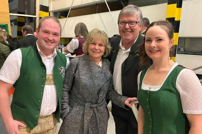 Hunderte Menschen pilgerten in die Mehrzweckhalle. 