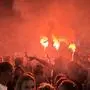 Feiernde mit bengalischen Feuern auf der Piazza Fontana in Lignano | Zu Pfingsten ist für die Exekutive traditionell jede Menge zu tun - dieses Jahr ohne Unterstützung aus Italien