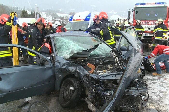 ... dabei wurde eine Person aus dem Fahrzeug auf die Straßenböschung geschleudert.