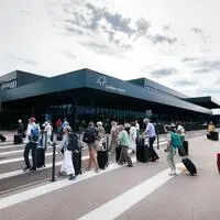 Fluggäste vor dem Terminal A des Flughafens in Ljubljana 