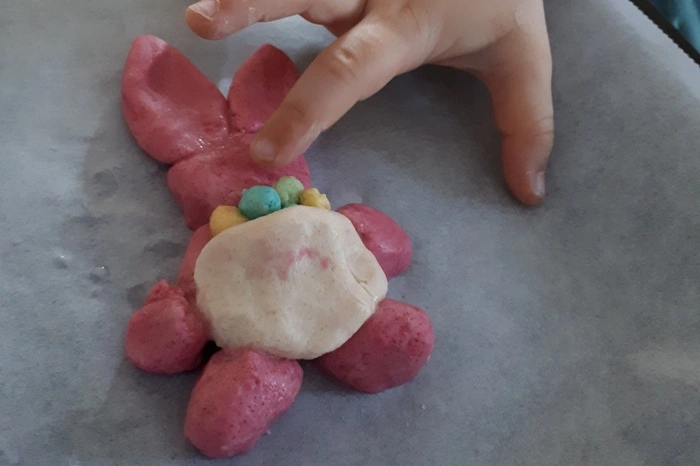 Nun geht´s mit dem Formen los! Auch Kinder können hier fleißig mitmachen. 