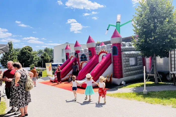 Die kleinsten Gäste erfreuten sich an einer Hüpfburg sowie an einem Kinderkarussell.