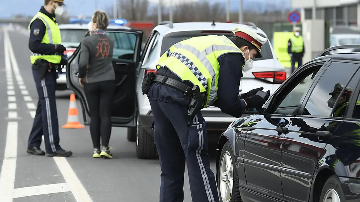 ABD0008_20210313 - WIENER NEUSTADT - ÖSTERREICH: Eine Ausreisekontrolle der Polizei am Samstag, 13. März 2021, in Wiener Neustadt. In Wiener Neustadt haben am Samstag die Corona-bedingten Ausreisekontrollen begonnen. Die Polizei kontrolliert an den Ausfahrten der Stadt und am Bahnhof stichprobenartig das Vorliegen eines negativen Tests. Liegt ein solcher nicht vor, wird man aufgefordert, einen Test in einer der Teststraßen zu machen. Die Testkapazitäten wurden eigens auf 15.000 täglich hochgefahren. - FOTO: APA/ROBERT JAEGER