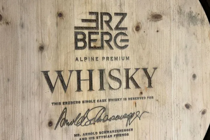 Ein Fass hat schon einen prominenten Besitzer: Arnold Schwarzenegger hat seinen Whisky bereits handsigniert, wie die Unternehmer Andreas und Martin Gremsl sowie Wolfgang Mitterbäck stolz betonen.