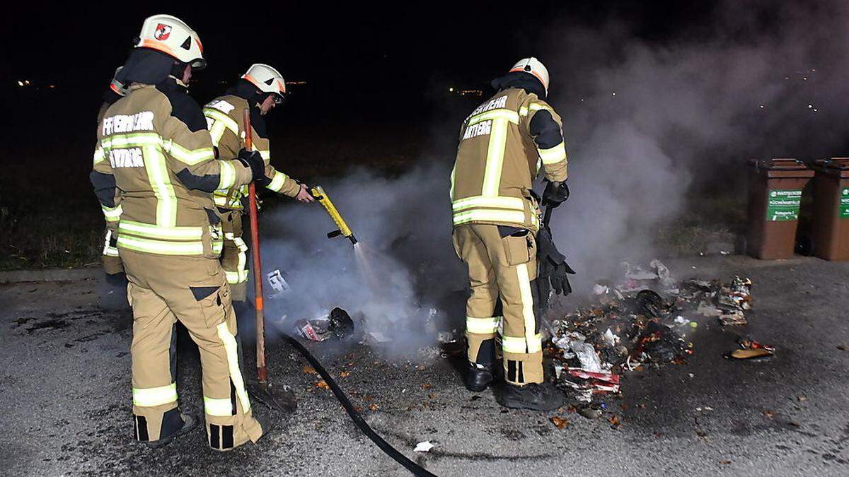 Mit dem Strahlrohr wurde das Feuer gelöscht