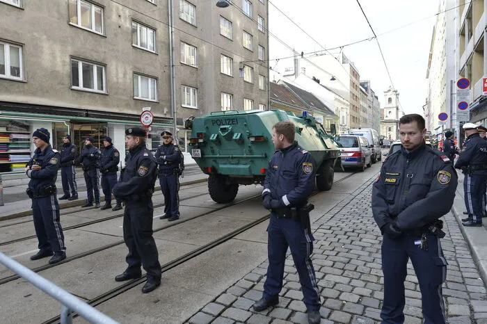 Vor dem Haus postierten sich zudem ein paar weitere Aktivisten, die gemeinsam mit den Besetzern auf dem Dach Parolen skandierten. Zu hören war etwa "Die Häuser denen, die drin wohnen" und "Nele bleibt".