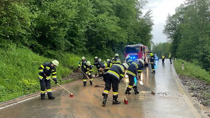 Mittels Hochdruckrohr und Besen wurde die Fahrbahn gereinigt