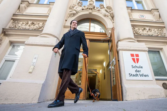 Tassilo Wallentin hat am Sonntagvormittag um 9 Uhr in der Wiener Innenstadt als erster der sieben Kandidaten für das Amt des Bundespräsidenten seine Stimme abgegeben.