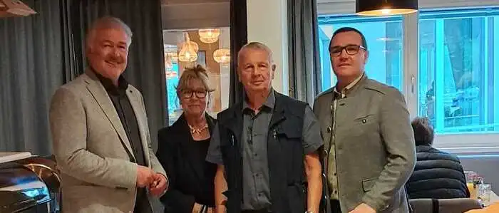 Günter Riedenbauer (l.) begrüßte die Organisatoren des Seniorenbunds – Roswitha Kückmeier und Wolfgang Fandl – sowie Vizebürgermeister Heimo Ortner (r.)