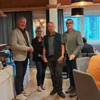 Günter Riedenbauer (l.) begrüßte die Organisatoren des Seniorenbunds – Roswitha Kückmeier und Wolfgang Fandl – sowie Vizebürgermeister Heimo Ortner (r.)