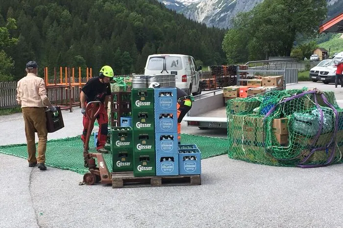 Mit den Flügen werden sämtliche Lebensmittel, Getränke für die Saison, rund 1600 Liter Rapsöl für das Blockheizkraftwerk, Elektrogeräte und vieles mehr angeliefert.