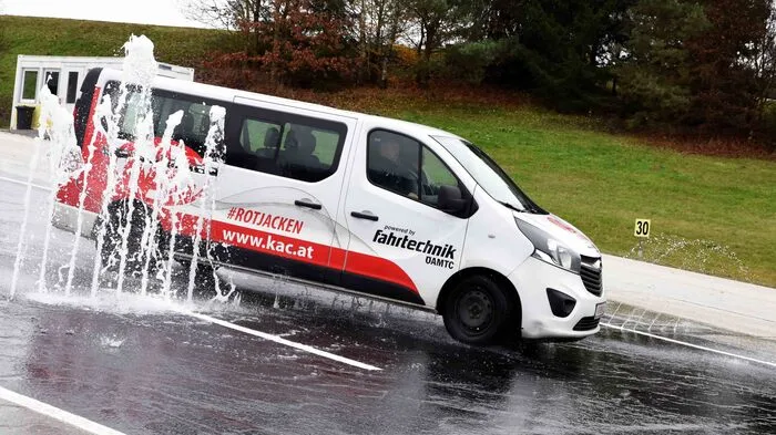 Weil die Reisen zu den Auswärtspartien teilweise in den vereinseigenen Kleinbussen absolviert werden, spielt das Thema Verkehrssicherheit bei den „Rotjacken“ eine ganz besonders wichtige Rolle – Grund genug, das Eis gegen die asphaltierten Pisten der ÖAMTC Fahrtechnik einzutauschen und sich von den Fahrprofis für den Einsatz hinter dem Steuer fit machen zu lassen.