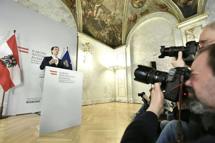 Kurz ist für vorgezogene Nationalratswahlen: Diese wären "der richtige Weg", um in Österreich Veränderung zu ermöglichen, sagte er in einem äußerst knappen Pressestatement im Außenministerium.