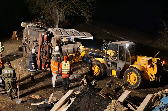 Der Container wurde vor der Bergung entleert, dann wurde er vom Lkw entkoppelt, um das Aufstellen zu erleichtern