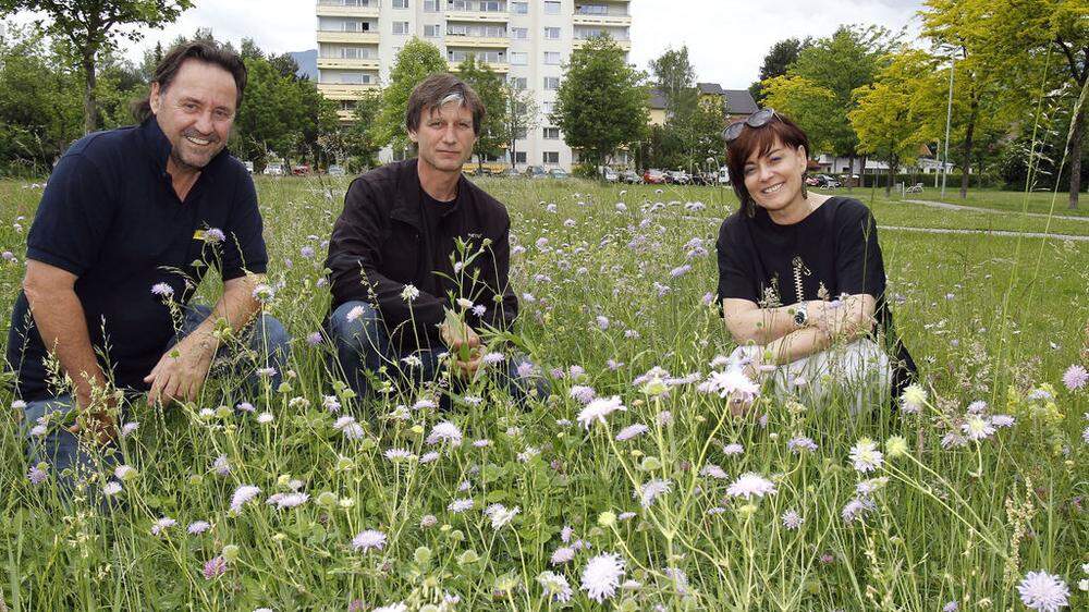 Gartenmeister Kurt Wallner, Wolfgang Faller (Stadtgarten) und Vizebürgermeisterin Petra Oberrauner mitten im Bienenfutter