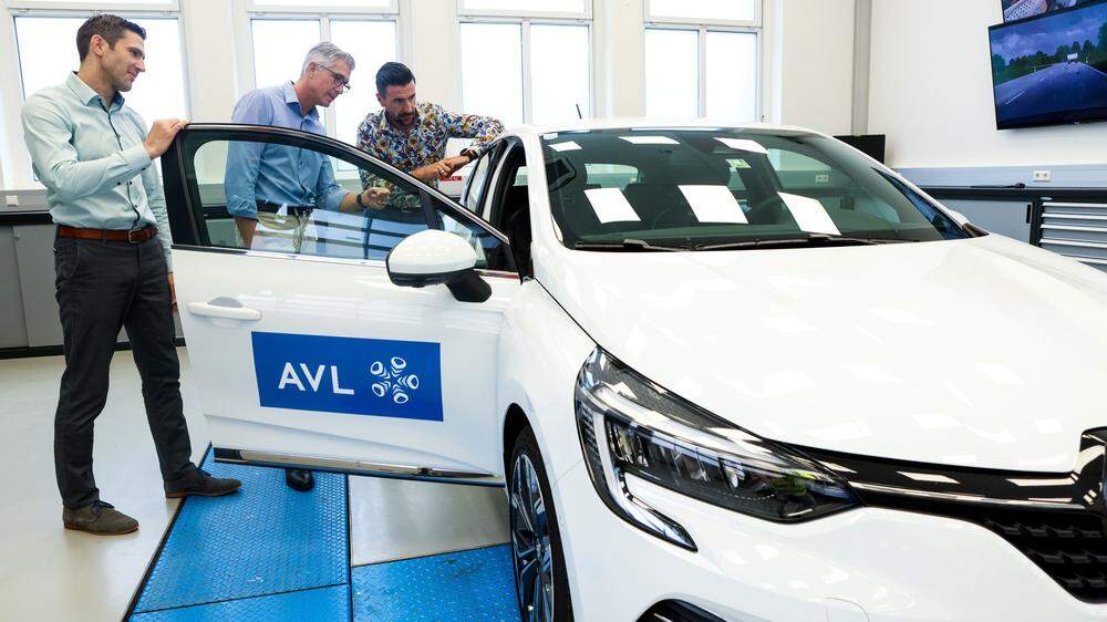 Christian Martin, Gerhard Kokalj und Gernot Hacker mit einem Fahrzeug, auf das AVL besonders stolz ist. Das Hybrid-Fahrzeug wurde vom Prototypen bis zur Serienreife zusammen mit einem internationalen Hersteller entwickelt