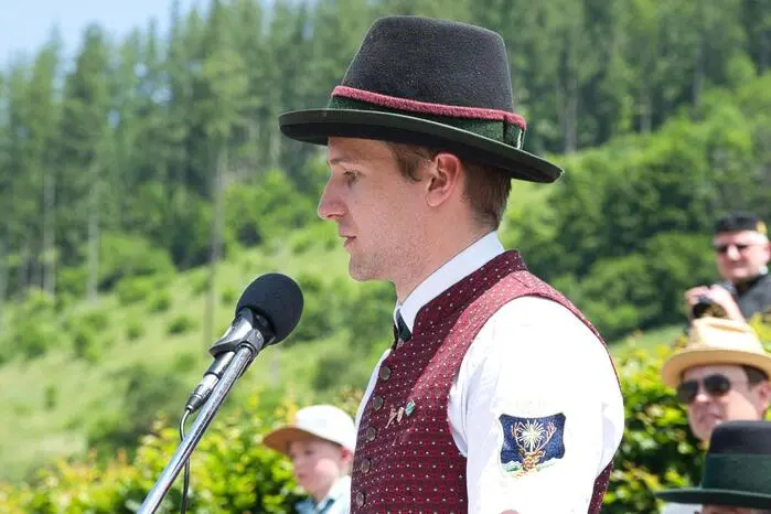 Mit Marschmusik ging es zügig über den Rasen. Nachdem gemeinsam musiziert worden war, ging es zurück ins Festzelt am Freiheitsplatz.