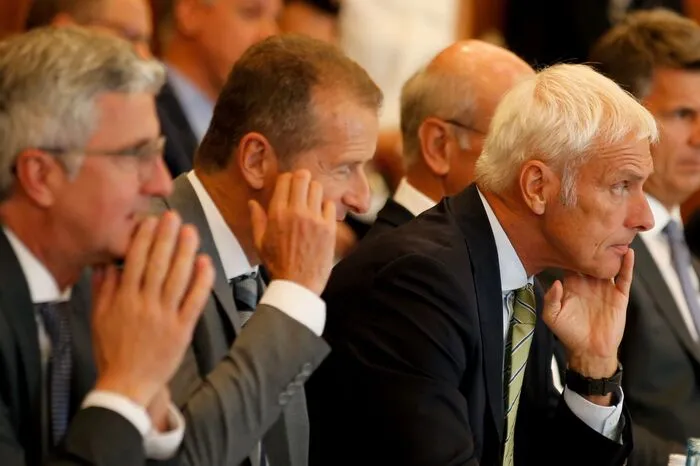 Eingeladen wurden die Chefs von Volkswagen, Porsche, Audi, Daimler, BMW sowie von Opel und Ford in Deutschland. Erwartet werden zudem die Ministerpräsidenten der "Autoländer" Bayern, Baden-Württemberg, Niedersachsen, Nordrhein-Westfalen, Hessen, Rheinland-Pfalz, Saarland sowie die Stadtstaaten Hamburg und Berlin. Diese sind stark von hohem Ausstoß an Stickoxid (NOx) betroffen. Teilnehmen sollen auch Vertreter von Kommunen, der IG Metall und den Arbeitgebern.