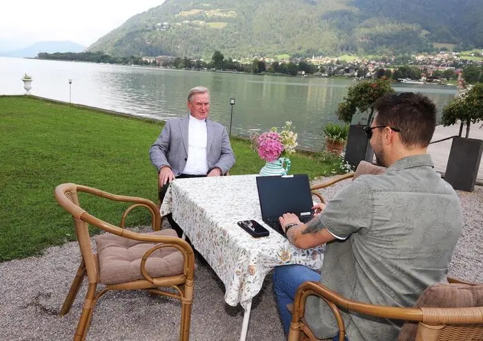 Erich Aichholzer beim Sommergespräch mit Redakteur Dorian Wiedergut beim Seewirt am Ossiacher See