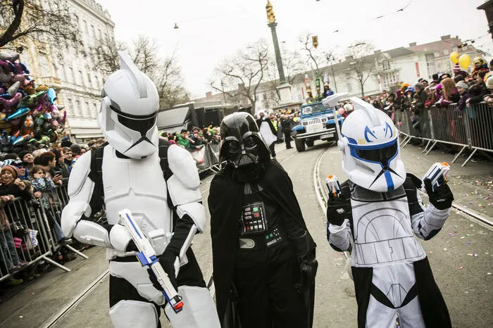 Auch Darth Vader in Begleitung seiner Sturmtruppen, ließ sich totz der weiten Anreise in unsere Galaxie den Grazer Faschingszug nicht entgehen.