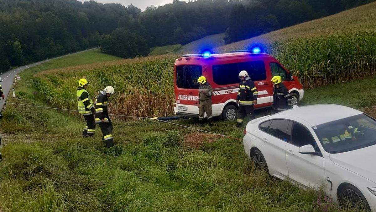 Die Feuerwehren Aschau und St. Stefan im Rosental zogen das Unfallauto aus dem Acker