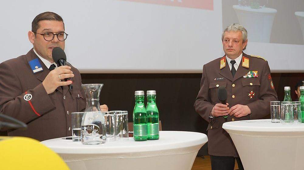 Moderator Gregor Waltl (links) mit Landesfeuerwehrkommandant Reinhard Leichtfried