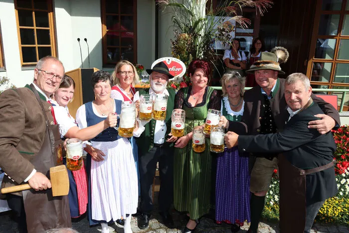 Der Bieranstich wurde von Bürgermeister Erich Stampfer und Georg Jankl durchgeführt. 