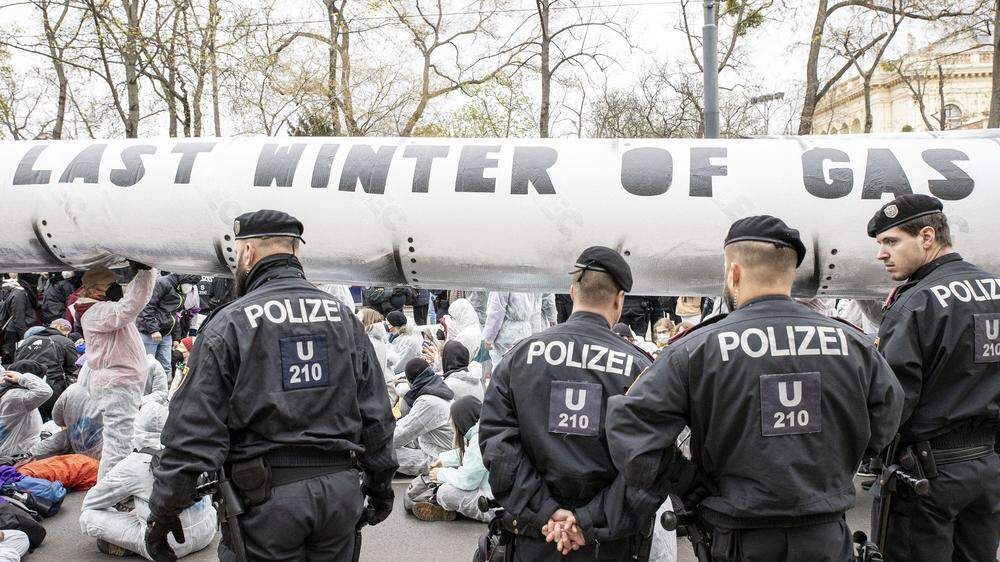 Nach Aktionen am Samstag auf der Wiener Salztorbrücke und beim Flughafen Wien-Schwechat am Sonntag gibt es nun Demonstrationen und Sitzblockaden in der Wiener Innenstadt