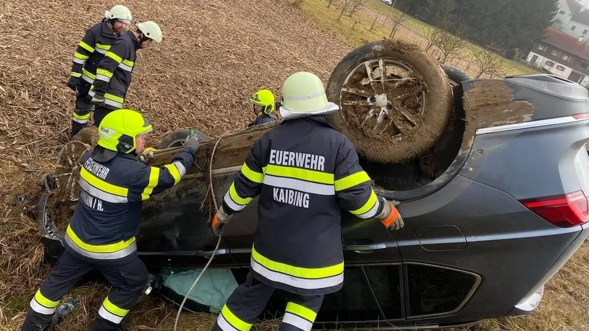 Der Pkw kam auf dem Dach zum Liegen