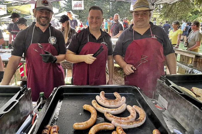 Die Kameradinnen und Kameraden der Freiwilligen Feuerwehr sorgten für das leibliche Wohl vom Frühaufsteher-Almfrühstück über Grillspezialitäten bis hin zur Ausschank in der Waldbar.