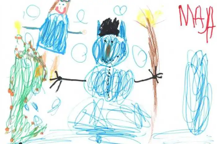 Maja Karahmet aus Ferlach freut sich schon so lange auf den Winter und auf Weihnachten. Deswegen hat die Vierjährige für unseren Adventkalender einen festlich geschmückten Christbaum mit Kugeln und Stern an der Spitze gezeichnet. Außerdem hat die kleine Künstlerin einen Schneemann mit Hut und Karottennase und das Christkind gezeichnet, damit die Zeit des Wartens schneller vergeht.