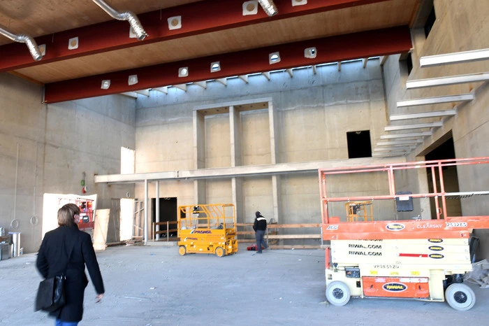 Das ist das Foyer des Kinos. Links wird der Kartenverkauf sein, in der Mitte sieht man den Platz für die beiden großen Panoramalifte, mit denen man direkt aus der Tiefgarage in den ersten Stock fahren kann und rechts geht es zu den Sälen.