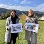 Sandra Krautwaschl, Klubobfrau der steirischen Grünen, und Maria Huber, Bundesrätin und Grüne Bezirkssprecherin von Deutschlandsberg (v.l.), vor der Wiese, auf der das neue Ärztezentrum gebaut werden wird