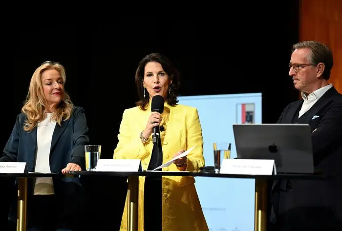 Festspielpräsidentin Kristina Hammer, LH Karoline Edtstadler (ÖVP) und Peter de Caluwe bei der Pressekonferenz in Salzburg