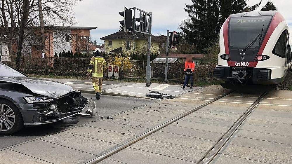 Auf einem Bahnübergang in der Peter-Rosegger-Straße kam es  zu einem Unfall.  Das Fahrzeug wurde im Frontbereich von einem Zug erfasst