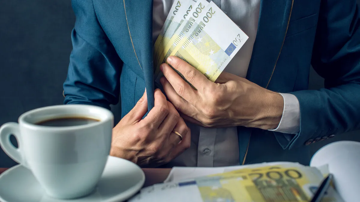 Der Mann (45) erschlich sich rund 200.000 Euro von seinen Opfern