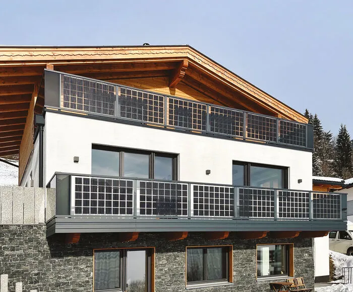 Die Nachfrage nach Balkonen, Zäunen und Überdachungen mit integrierten PV-Modulen steigt