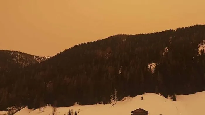 Der Himmel über Kärnten und Osttirol war am Dienstag gelb eingefärbt. Der Grund: Gewitter und Stürme über der Sahara lassen den Sand der Wüste bis nach Kärnten fliegen. Auf dem Foto eine Aufnahme aus Innervillgraten in Osttirol.