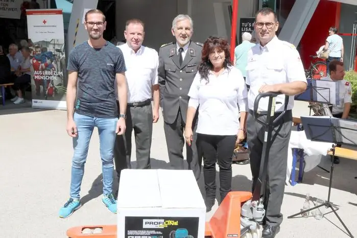 Übrigens: Den Hauptpreis der Verlosung, eine Betonmischmaschine, konnte Adrian Sander (links) aus Klagenfurt mit nach Hause nehmen.