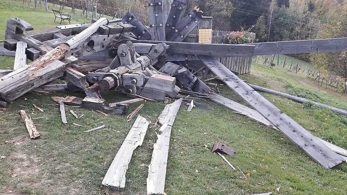 17 Meter war der größte Klapotetz der Welt hoch. Am Sonntag brach er im Sturm zusammen