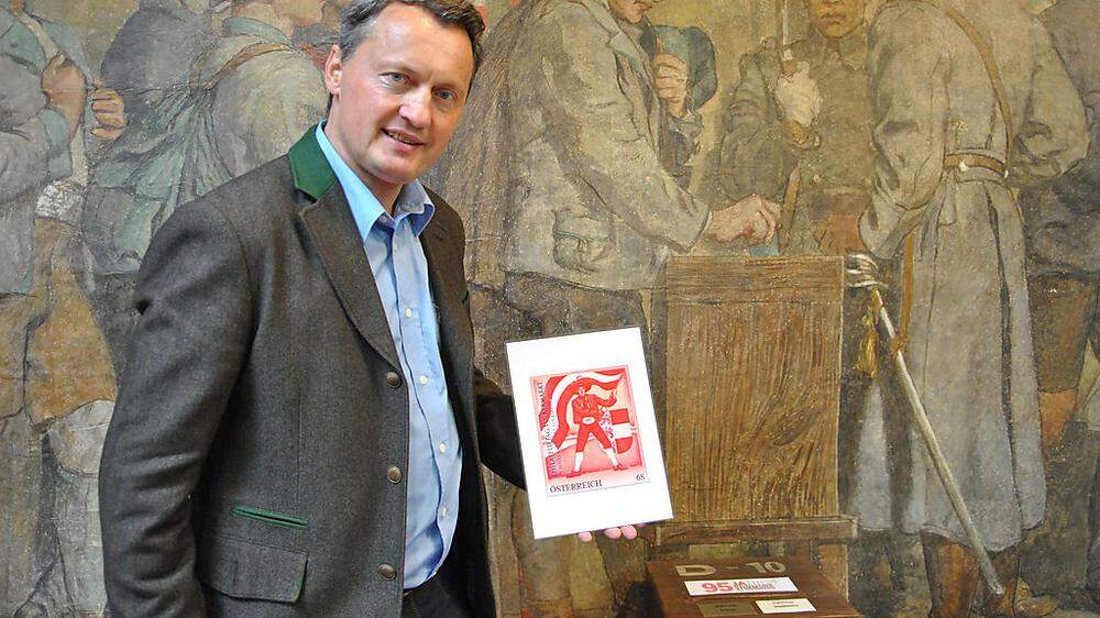 Museumsleiter Robert Wlattnig mit der limitierten Briefmarke neben der Wahlurne des Museums