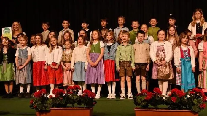 Die Begeisterung für das Singen in Schulchören stand am Donnerstagnachmittag beim Bezirksjugendsingen in der Greimhalle in St. Peter am Kammersberg im Mittelpunkt.