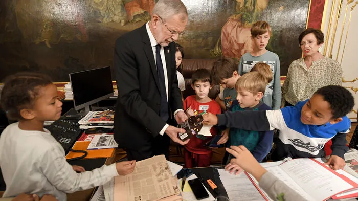 Bundespräsident Alexander Van der Bellen und seine Frau Doris Schmidauer machten die Freitagnacht zur "Langen Nacht der Kinderrechte" und boten 30 kleinen Bewohnern von SOS Kinderdörfern in der Hofburg ein außergewöhnliches Nachtquartier.