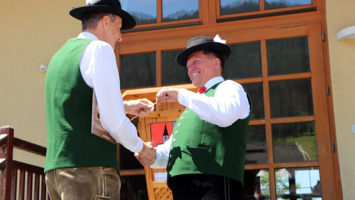 Taktstockübergabe vom vom bisherigen Kapellmeister Roman Gruber (links) an Bostjan Dimnik.