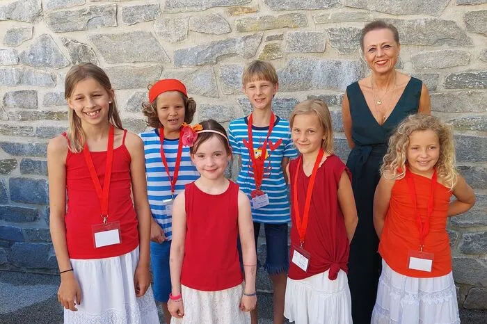 Carina Medrow, Franziska Florian, Greta Fingerlos, Jonathan Fingerlos, Martin Stefan Florian sowie Schnabel Sophia Letizia vom Ensemble "Six Modern Music Kids" mit Lehrerin Inge Jacobsen