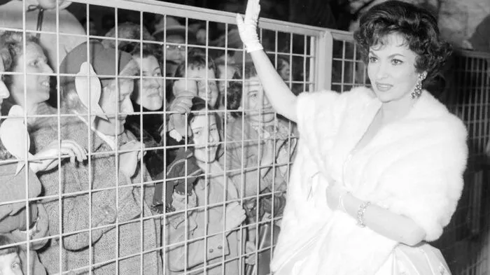 Gina Lollobrigida 1958 in Karlsruhe, vor der Bambi-Gala, bei der sie die Statue für die beliebteste ausländische Schauspielerin erhielt.