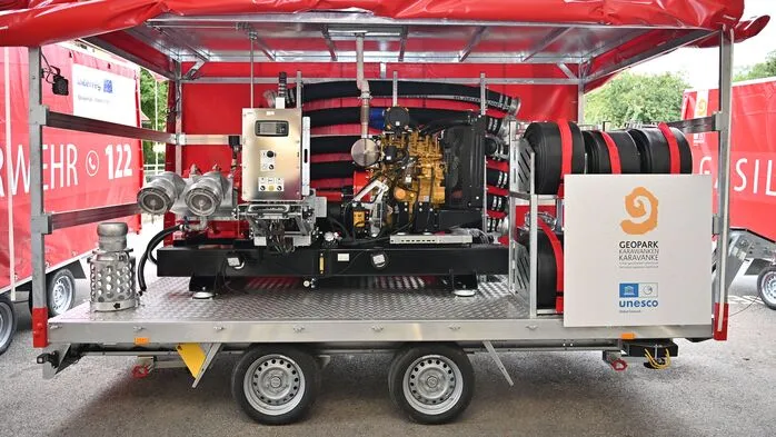 Offener Planenanhänger mit technischem Gerät