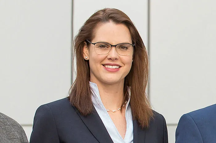 Sabine Vogl, Vizerektorin, Med Uni Graz: Die flächendeckende Überprüfung der 2G-Regel erfordert heuer eine ganz neue Herangehensweise. Ich blicke aber sehr zuversichtlich in das neue Jahr. Wir haben schon zahlreiche erprobte Maßnahmen, die wir einsetzen können. Sehr viel können wir in Präsenz abhalten, mit Online-Tools wird ergänzt.